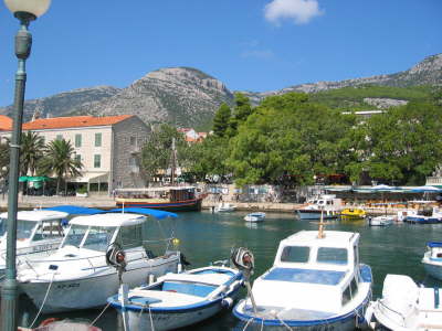 Das Hafenbecken von Bol