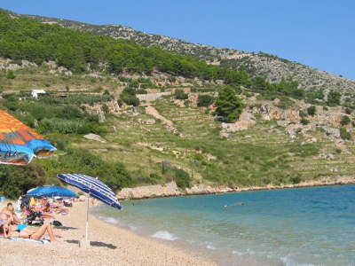 Bol, der Strand hinter dem Dominikanerkloster 