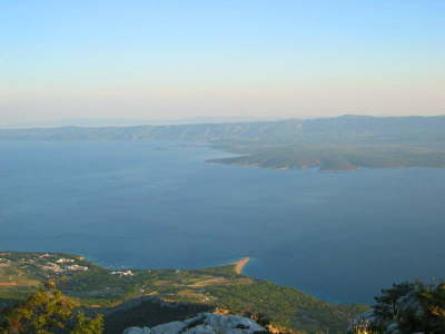 im Hintergrund die Insel Hvar