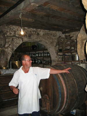 Der Vorteil der Nachsaison, Tomic erkl�rt seinen Weinkeller