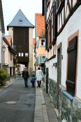 Die Eichenstrasse mit dem gotischen Eichentor
