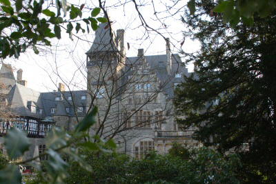 Blick auf dem Eingangsbereich des heutigen Hotels